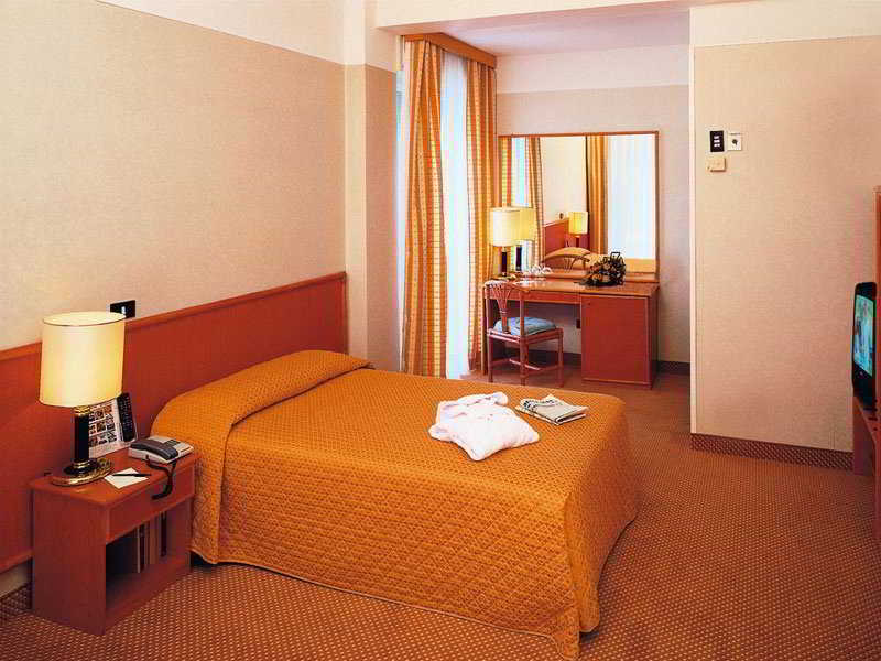 Hotel Tiberius Римини Екстериор снимка